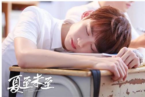 抖音我可以坐在你身后像一個(gè)主人看著狗是什么歌